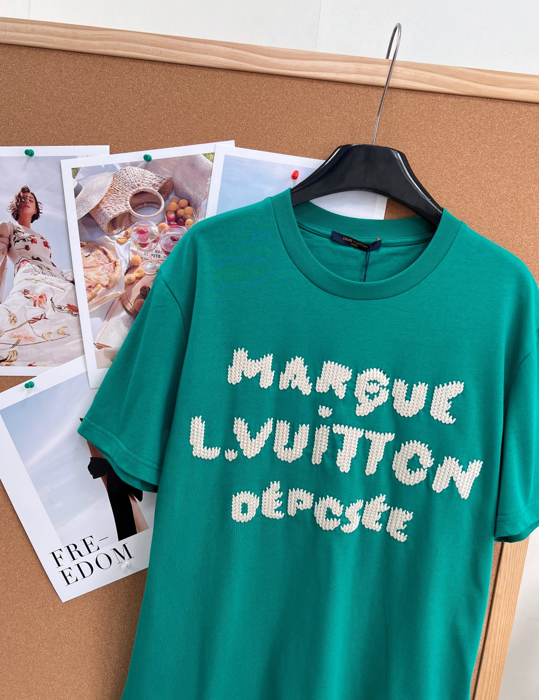 🆕 LOUIS VUITTON 胶囊系列毛线刺绣字母短袖T恤选用柔软羊毛质感纱线，于前后分别刺绣标识和字