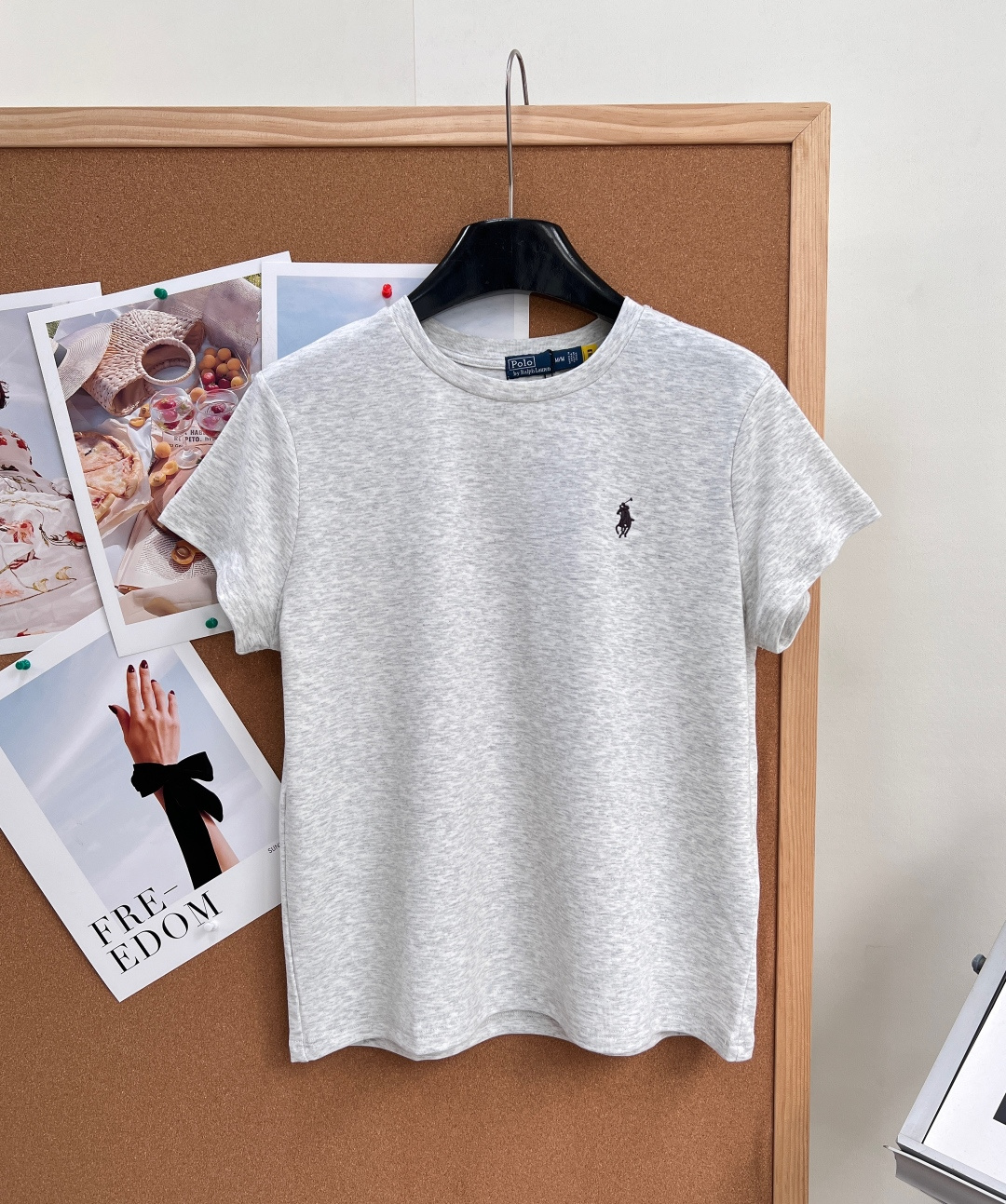 NO:884383,Ralph Lauren's new snowflake cotton and linen pony embroidered right-shoulder round-neck short-sleeved T-shirt is made of snowflake cotton and linen blended cotton knitted fabric. Dark and light yarns are intertwined to form a matte snowflake variegated texture. It is different from ordinary solid-color plain fabrics. It comes with a soft matte filter, which is the iconic low-key tone of old money style.  The yarn is dense and sinewy, soft but not slumped, breathable and sweat-absorbent, keeping you cool and comfortable in summer without sweating; it is not easy to deform or pill after washing, and the neckline is widened and reinforced with hemming, so it will not become loose and deformed after long-term wear. 1. The standard front shoulder design does not slip or slump the shoulders, and the right-angled shoulder lines are neat, modifying the shoulder width and shoulder figure, and the upper body appears neat and neat;  2. Slightly slim fit, not tight, not loose or bloated, just fits the body shape, and can be controlled by both small and slightly fat figures; 3. Simple round neck, moderate curvature does not block the neck, versatile for daily wear and does not pick on the face shape; the length of the short sleeves just covers the thickest part of the arm, hiding the flesh of the arm.  The brand's pony logo is hand-embroidered on the left chest. The colors are divided into two colors: dark gray body with light blue pony, light snowflake white with black label pony. The embroidery stitches are fine and three-dimensional, small and low-key without being exaggerated. The brand tone can be recognized at a glance, minimalist and high-end without being ostentatious. The original tags and collars are complete, and the workmanship is matched with the original craftsmanship of the counter. Three labels are complete and two colors are produced!  Size sml,,loro piana,T-shirt,tees,t-shirt,19860909Ralph Lauren新款雪花棉麻小马刺绣正肩圆领短袖T恤,采用雪花棉麻混纺棉针织面料,深浅纱线交织形成雾面雪花杂色质感,区别于普通纯色平布,自带柔和哑光滤镜,是老钱风标志性低调色调. 纱线密实有筋骨,柔软不软塌,透气吸汗,夏天贴身清爽不闷汗；洗后不易变形、不起球,领口做加宽加固包边,久穿不松垮变形. 1.标准正肩设计不溜肩、不垮肩,直角肩线条利落,修饰肩宽、溜肩身材,上身显精神利落； 2.微修身合身剪裁,不紧绷不宽松臃肿,刚好贴合身形,小个子、微胖身材都能驾驭； 3.简约小圆领,弧度适中不卡脖子,日常百搭不挑脸型；短袖长短刚好盖过大臂最粗处,藏手臂肉肉. 左胸手工刺绣品牌小马logo,配色分两款深灰衣身搭配浅蓝小马、浅雪花白搭配黑标小马,刺绣针脚细密立体,小巧低调不浮夸,一眼识别品牌调性,极简高级不张扬.原配吊牌领标齐全,做工对标专柜原版工艺.三标齐全两色出！ 尺码sml,,loro piana,T-shirt,tees，t-shirt,,Women's clothing