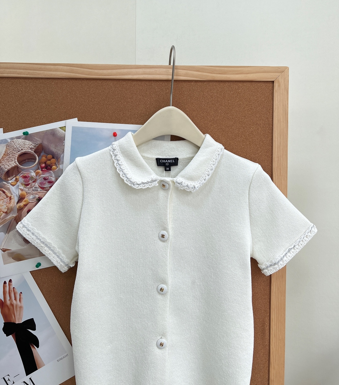 🆕Chanel新款蕾丝娃娃领针织短袖开衫｜26春夏温柔小香风。采用品牌定制精纺细针织纱，织物密实细腻，手