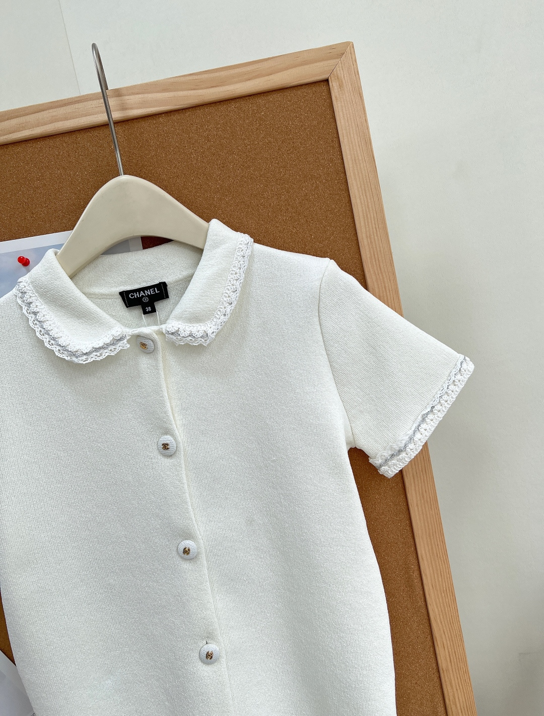 🆕Chanel新款蕾丝娃娃领针织短袖开衫｜26春夏温柔小香风。采用品牌定制精纺细针织纱，织物密实细腻，手