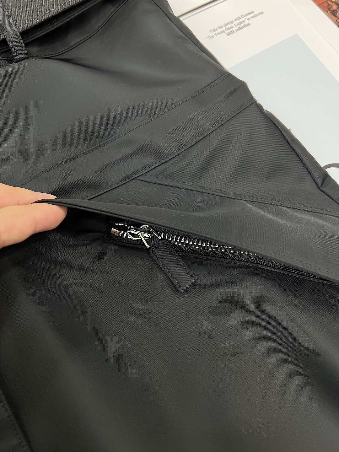 🆕Prada 尼龙机能风A字半身裙，26春夏高阶精准还原Prada标志性尼龙面料与金属三角标细节，原厂级