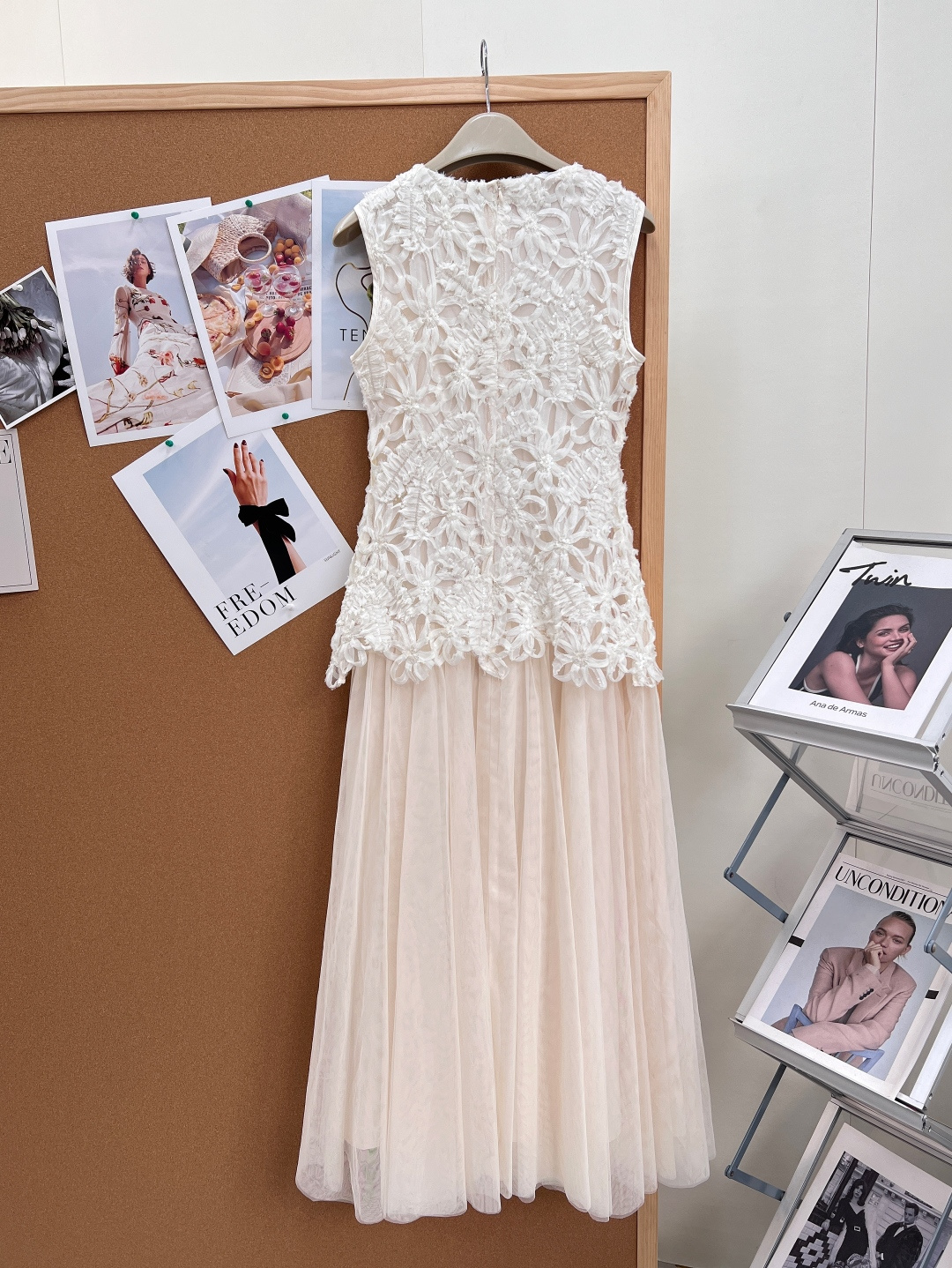 🆕26春夏立体蕾丝薄纱拼接无袖连衣裙，法式温柔氛围感主力款，上重工下轻盈的拼接剪裁，把优雅少女感完美融合