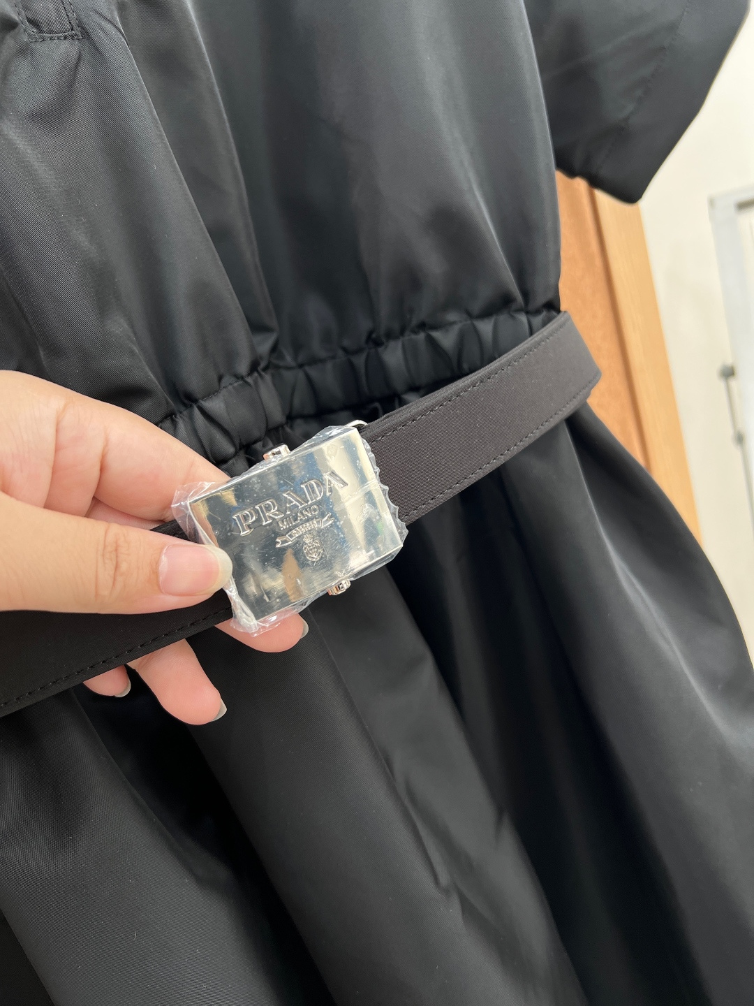 🆕Prada这款黑色尼龙连衣裙，轻盈透气，早秋穿超合适！POLO领+金属拉链设计，简约又有细节感✨。A字
