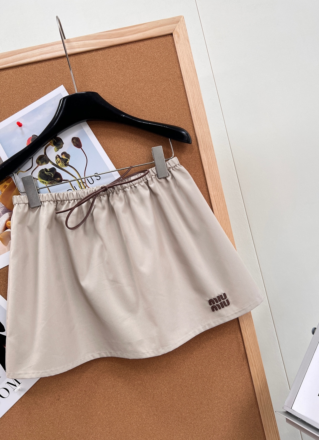 🆕MIU MIU26SS撞色皮标米色短裙简约大气的设计，裙边经典立体品牌字母皮标设计，辨识度满分✨独家定