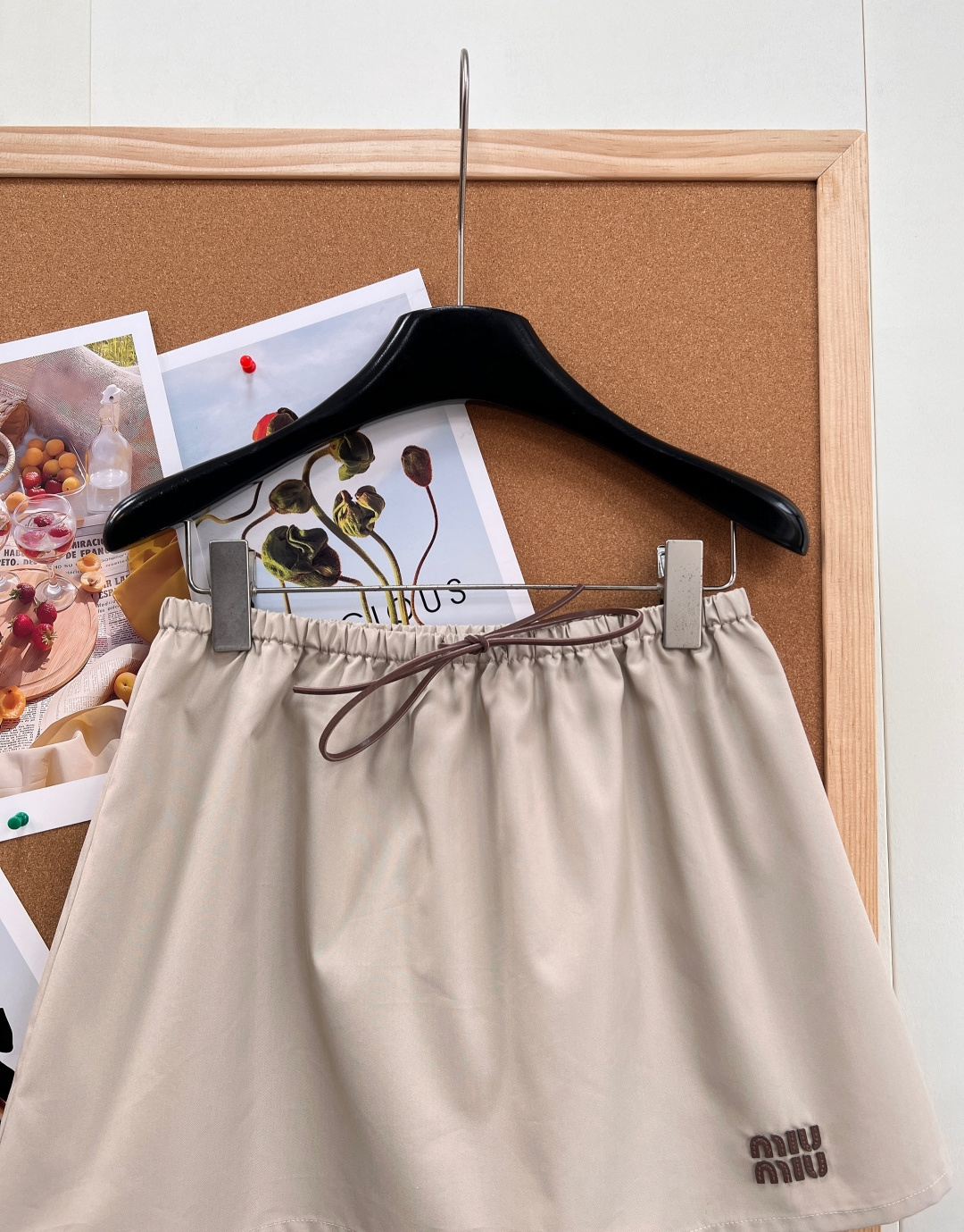🆕MIU MIU26SS撞色皮标米色短裙简约大气的设计，裙边经典立体品牌字母皮标设计，辨识度满分✨独家定