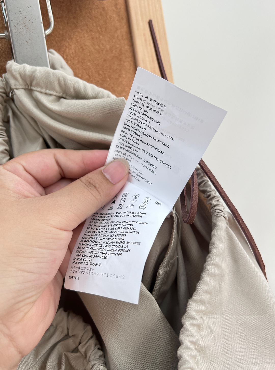 🆕MIU MIU26SS撞色皮标米色背心简约大气的设计，胸前经典立体品牌字母皮标设计，辨识度满分✨独家定