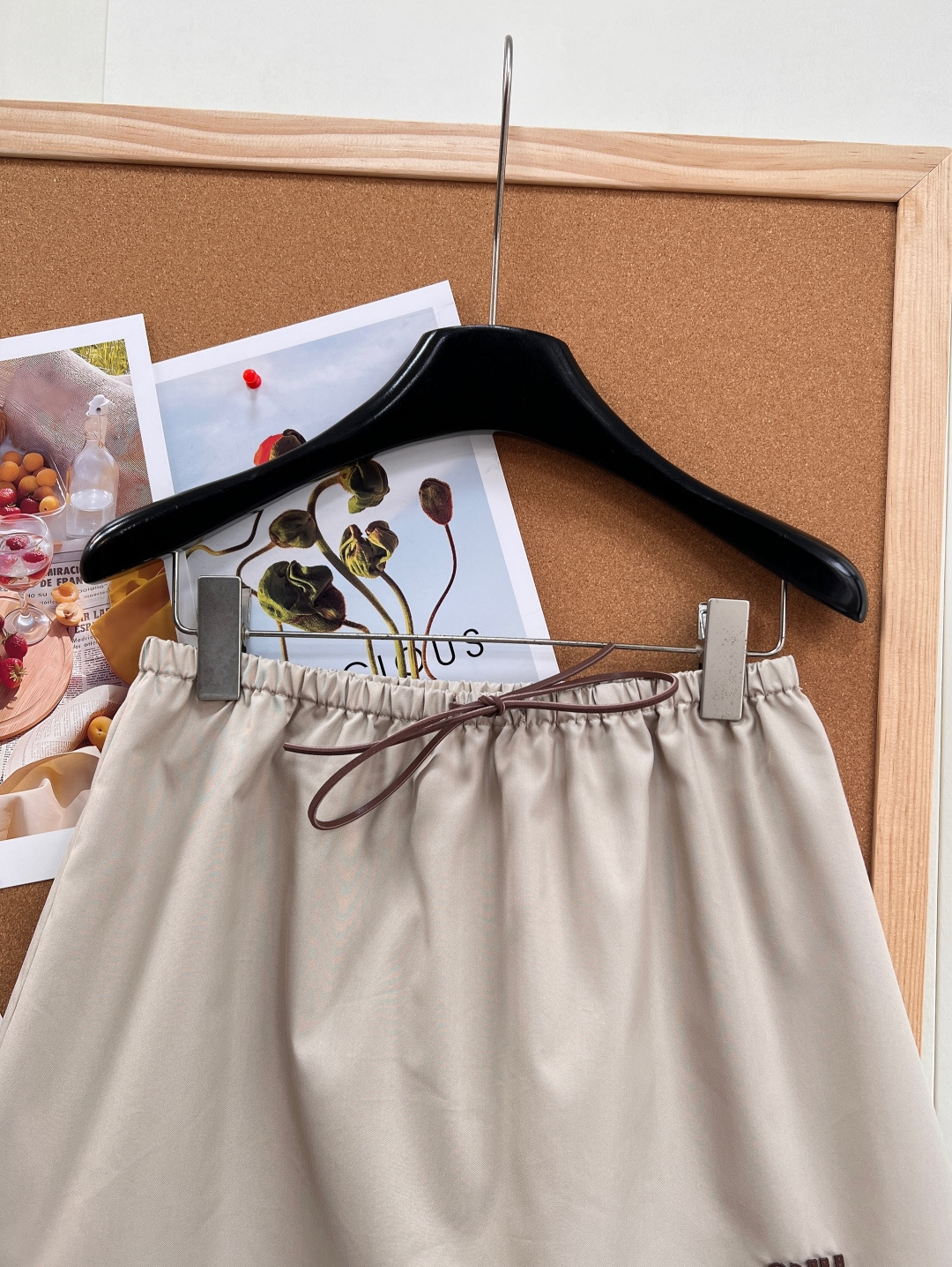 🆕MIU MIU26SS撞色皮标米色短裙简约大气的设计，裙边经典立体品牌字母皮标设计，辨识度满分✨独家定