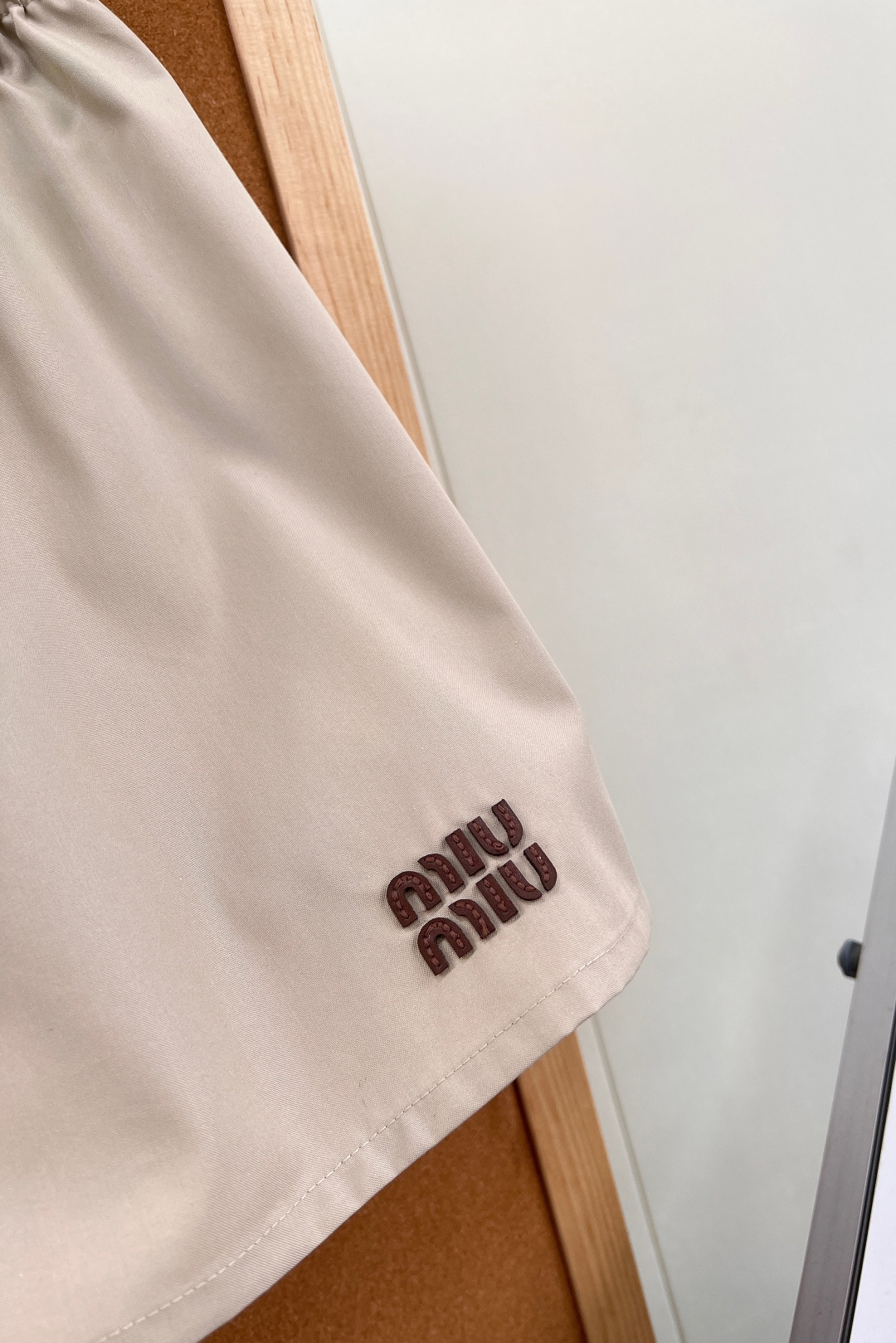 🆕MIU MIU26SS撞色皮标米色短裙简约大气的设计，裙边经典立体品牌字母皮标设计，辨识度满分✨独家定