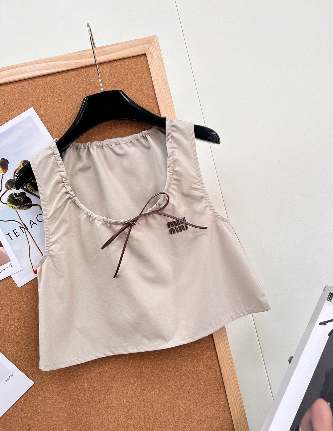 🆕MIU MIU26SS撞色皮标米色背心简约大气的设计，胸前经典立体品牌字母皮标设计，辨识度满分✨独家定