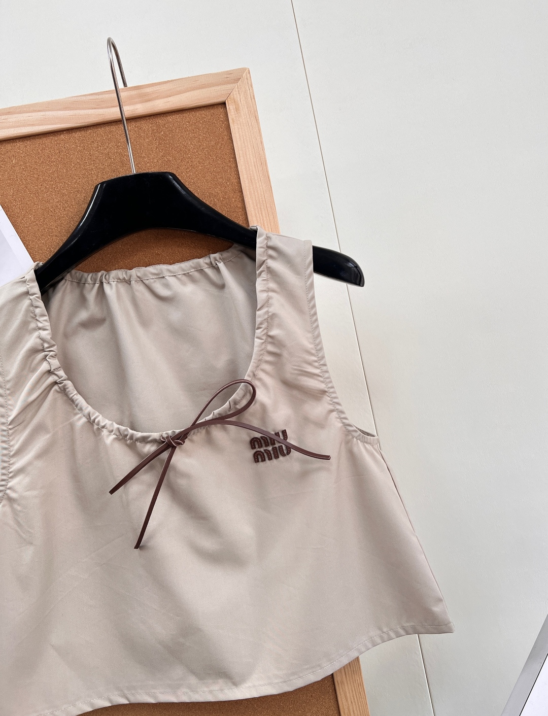 🆕MIU MIU26SS撞色皮标米色背心简约大气的设计，胸前经典立体品牌字母皮标设计，辨识度满分✨独家定