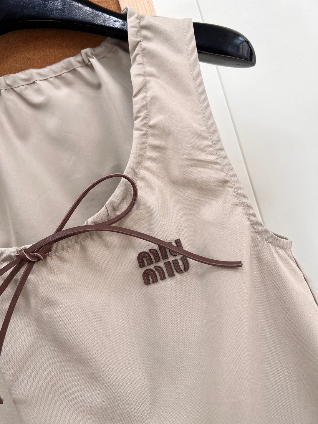 🆕MIU MIU26SS撞色皮标米色背心简约大气的设计，胸前经典立体品牌字母皮标设计，辨识度满分✨独家定