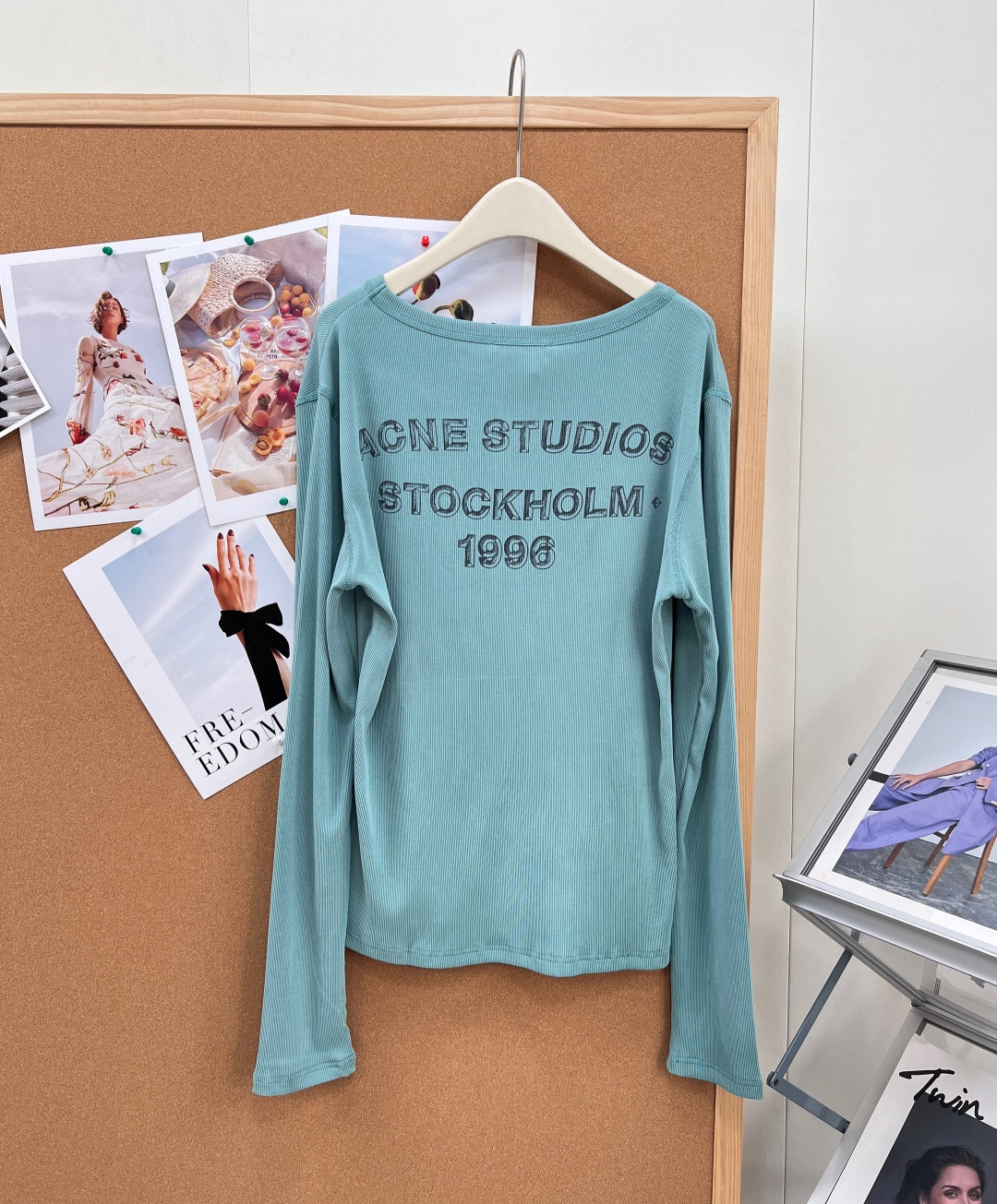 🆕Acne Studios后背字母印花长袖防晒T恤，一采用高弹细坑条天丝混纺针织面料，触感像冰感面膜衣，
