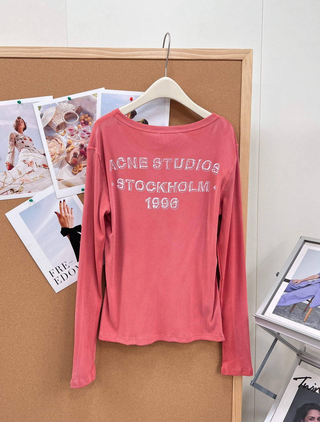 🆕Acne Studios后背字母印花长袖防晒T恤，一采用高弹细坑条天丝混纺针织面料，触感像冰感面膜衣，