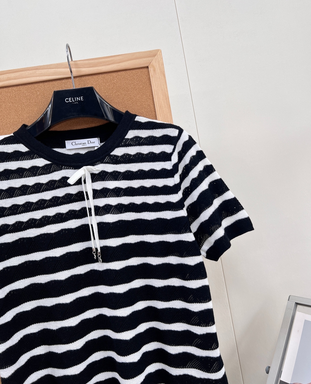 🆕Dior2026春夏系列黑白条纹针织衫，慵懒感的天花板，不挑身材的万能款」✅50%羊毛+50%粘纤黄金