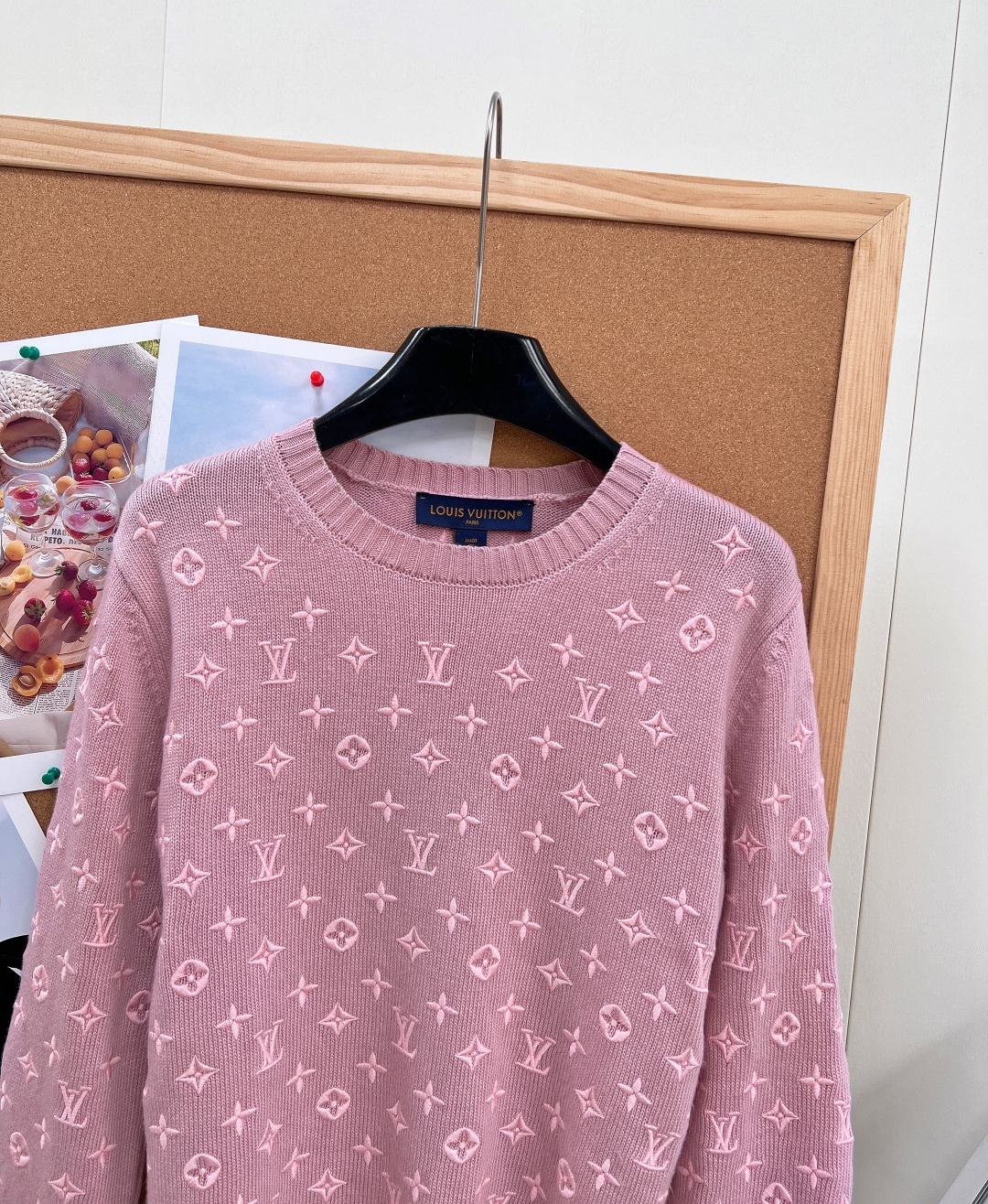 🆕LOUIS VUITTON 老花logo字母浮雕刺绣羊绒套头毛衣当经典老花以浮雕姿态 邂逅顶级山羊绒的