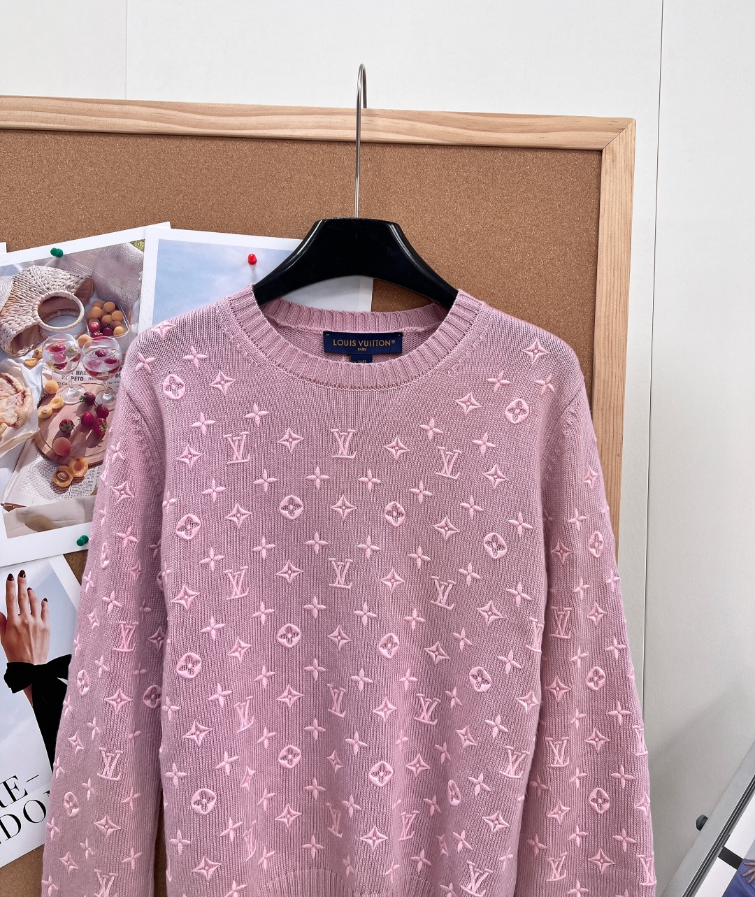 🆕LOUIS VUITTON 老花logo字母浮雕刺绣羊绒套头毛衣当经典老花以浮雕姿态 邂逅顶级山羊绒的