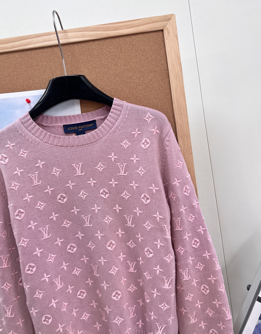 🆕LOUIS VUITTON 老花logo字母浮雕刺绣羊绒套头毛衣当经典老花以浮雕姿态 邂逅顶级山羊绒的
