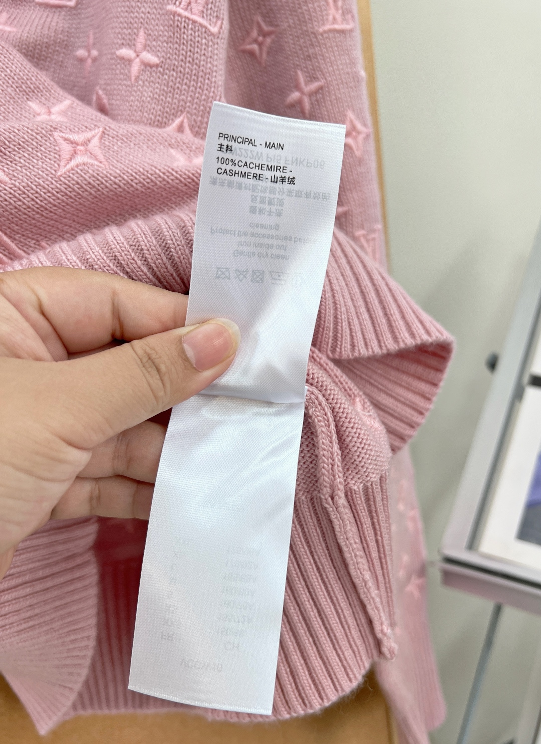 🆕LOUIS VUITTON 老花logo字母浮雕刺绣羊绒套头毛衣当经典老花以浮雕姿态 邂逅顶级山羊绒的