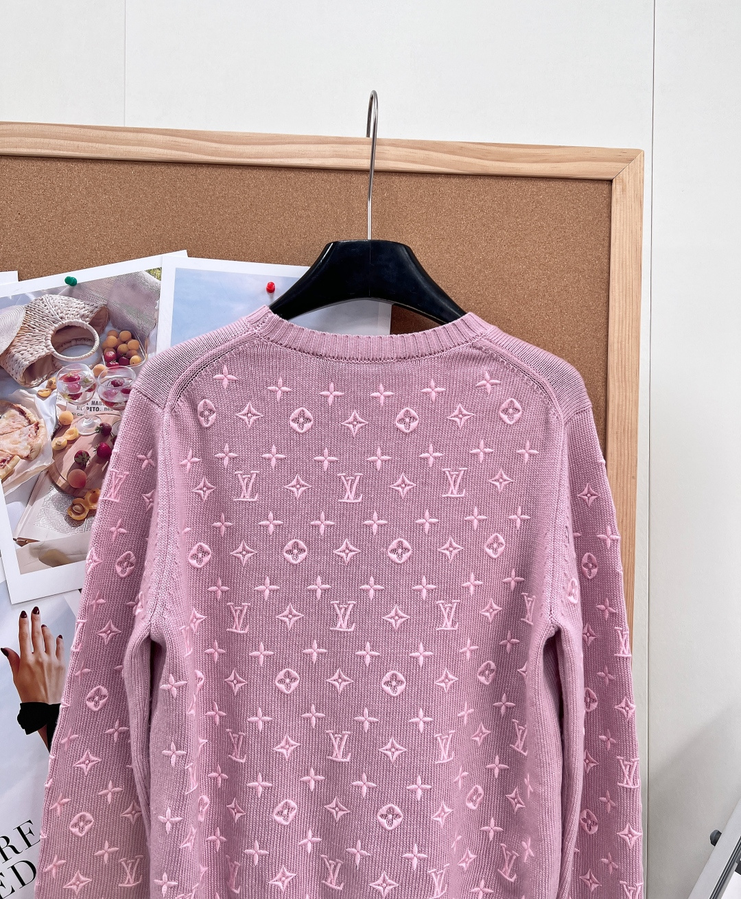 🆕LOUIS VUITTON 老花logo字母浮雕刺绣羊绒套头毛衣当经典老花以浮雕姿态 邂逅顶级山羊绒的