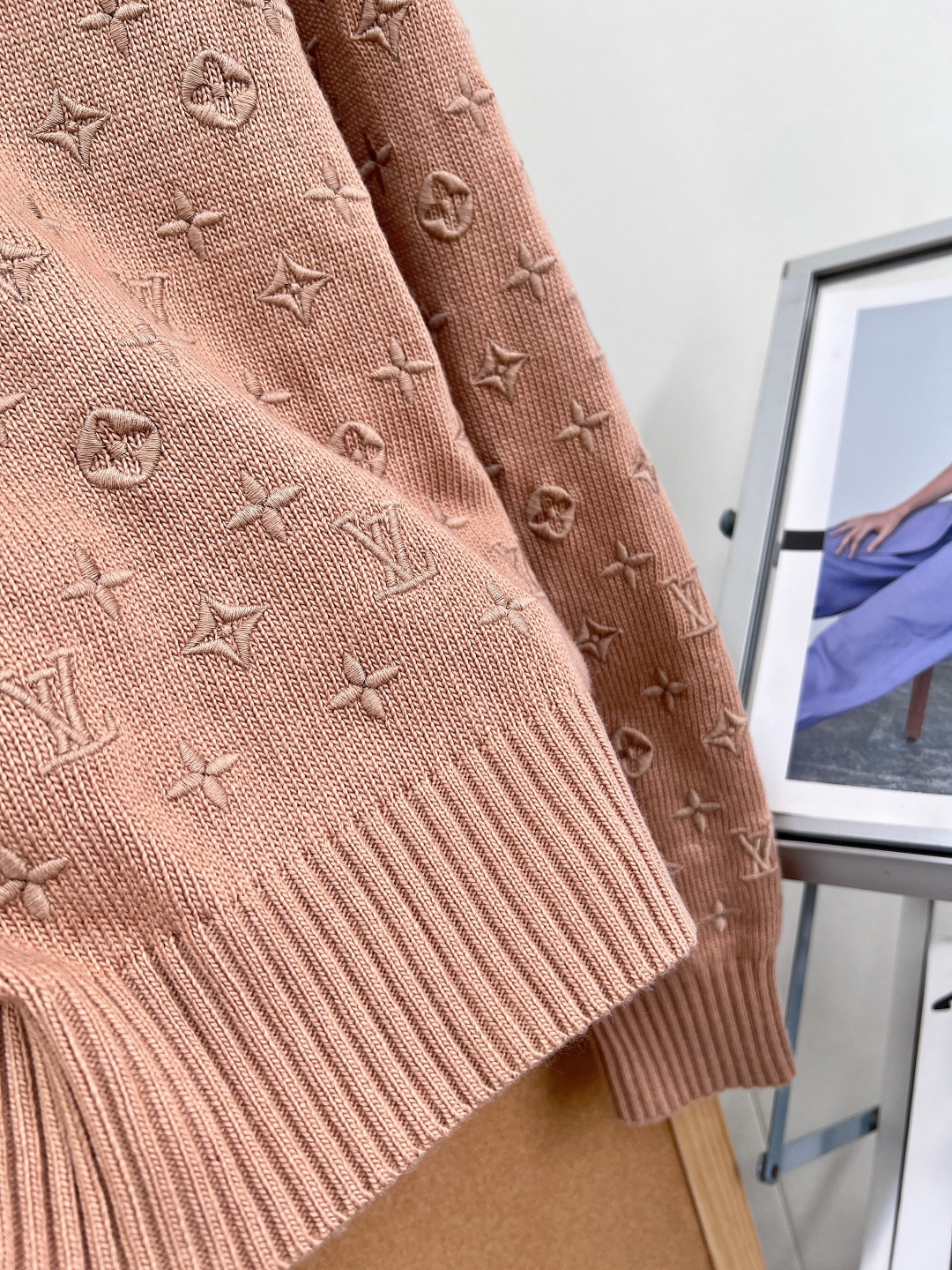 🆕LOUIS VUITTON 老花logo字母浮雕刺绣羊绒套头毛衣当经典老花以浮雕姿态 邂逅顶级山羊绒的