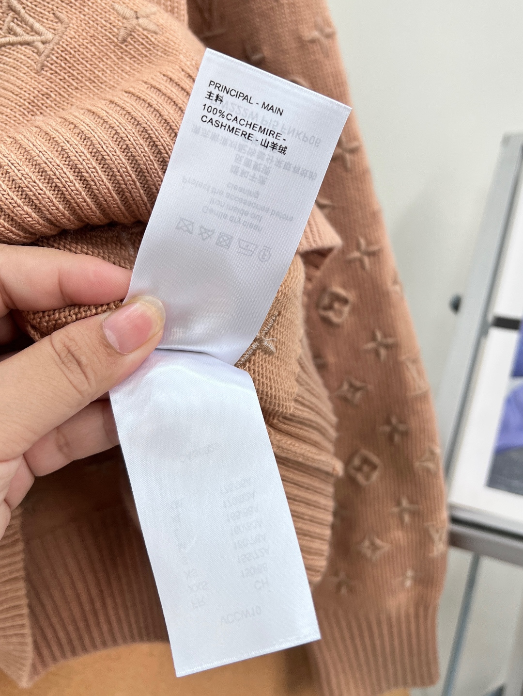 🆕LOUIS VUITTON 老花logo字母浮雕刺绣羊绒套头毛衣当经典老花以浮雕姿态 邂逅顶级山羊绒的