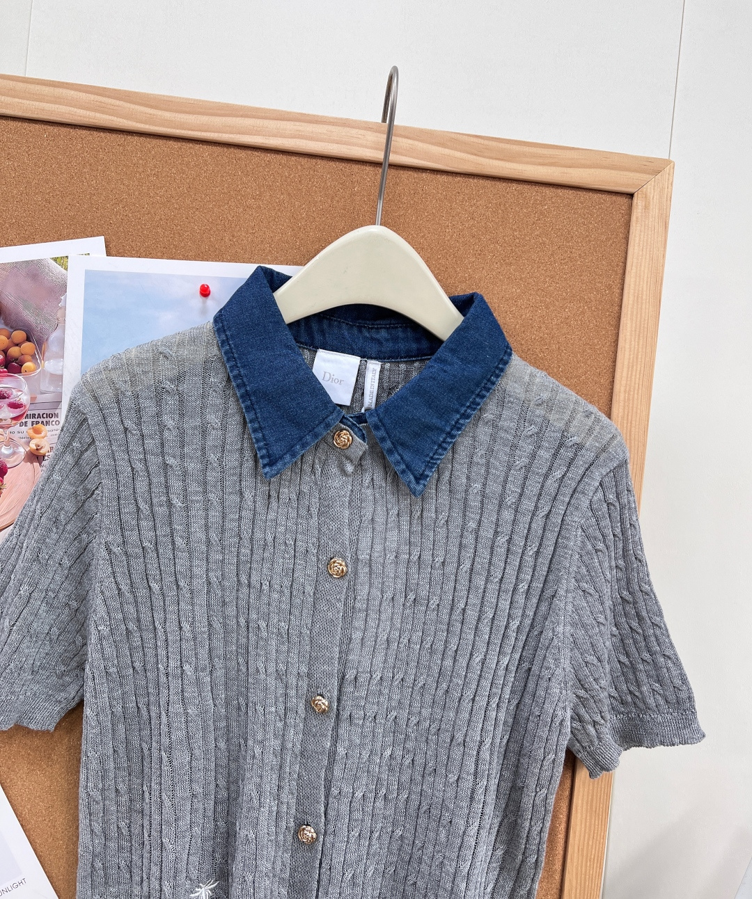 🆕Dior26春夏新款撞色针织短袖开衫✨复古牛仔翻领拼接设计直接戳中审美，水洗深蓝牛仔领+肌理竖纹针织，