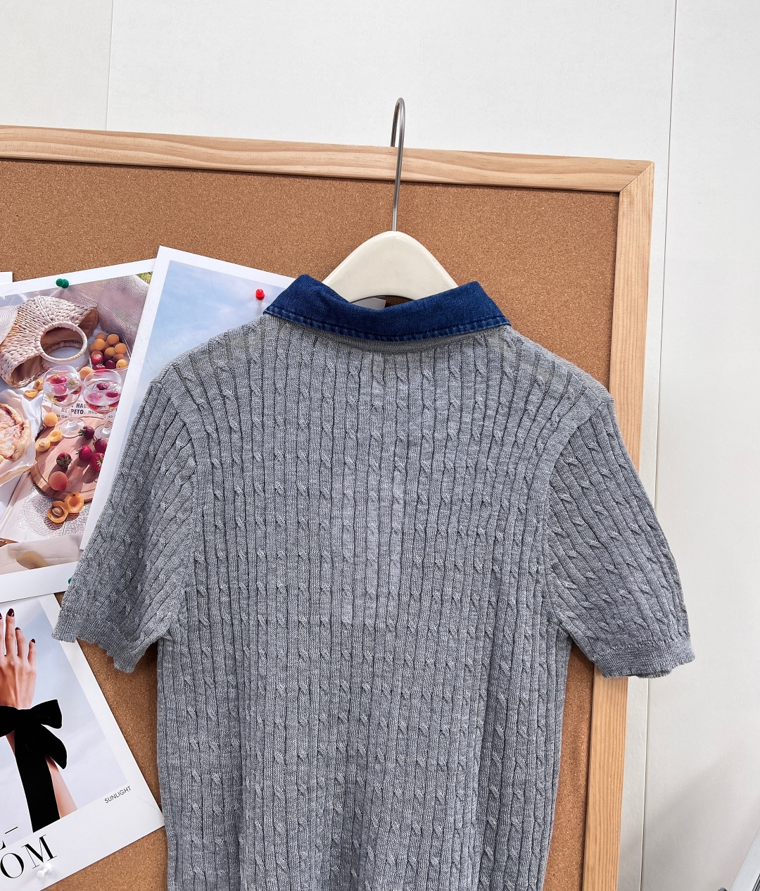 🆕Dior26春夏新款撞色针织短袖开衫✨复古牛仔翻领拼接设计直接戳中审美，水洗深蓝牛仔领+肌理竖纹针织，