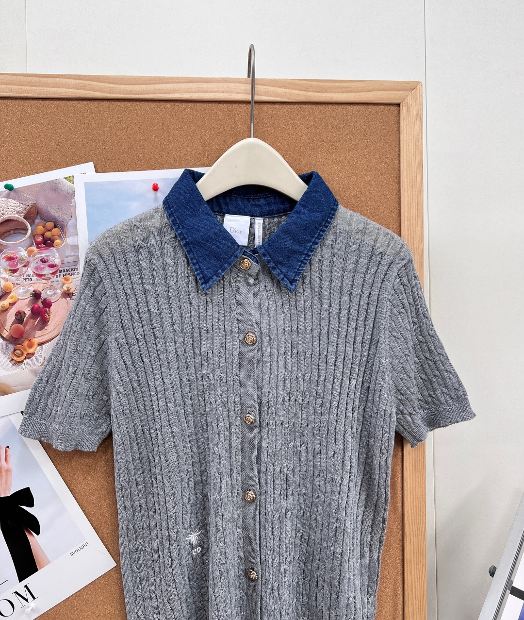 🆕Dior26春夏新款撞色针织短袖开衫✨复古牛仔翻领拼接设计直接戳中审美，水洗深蓝牛仔领+肌理竖纹针织，