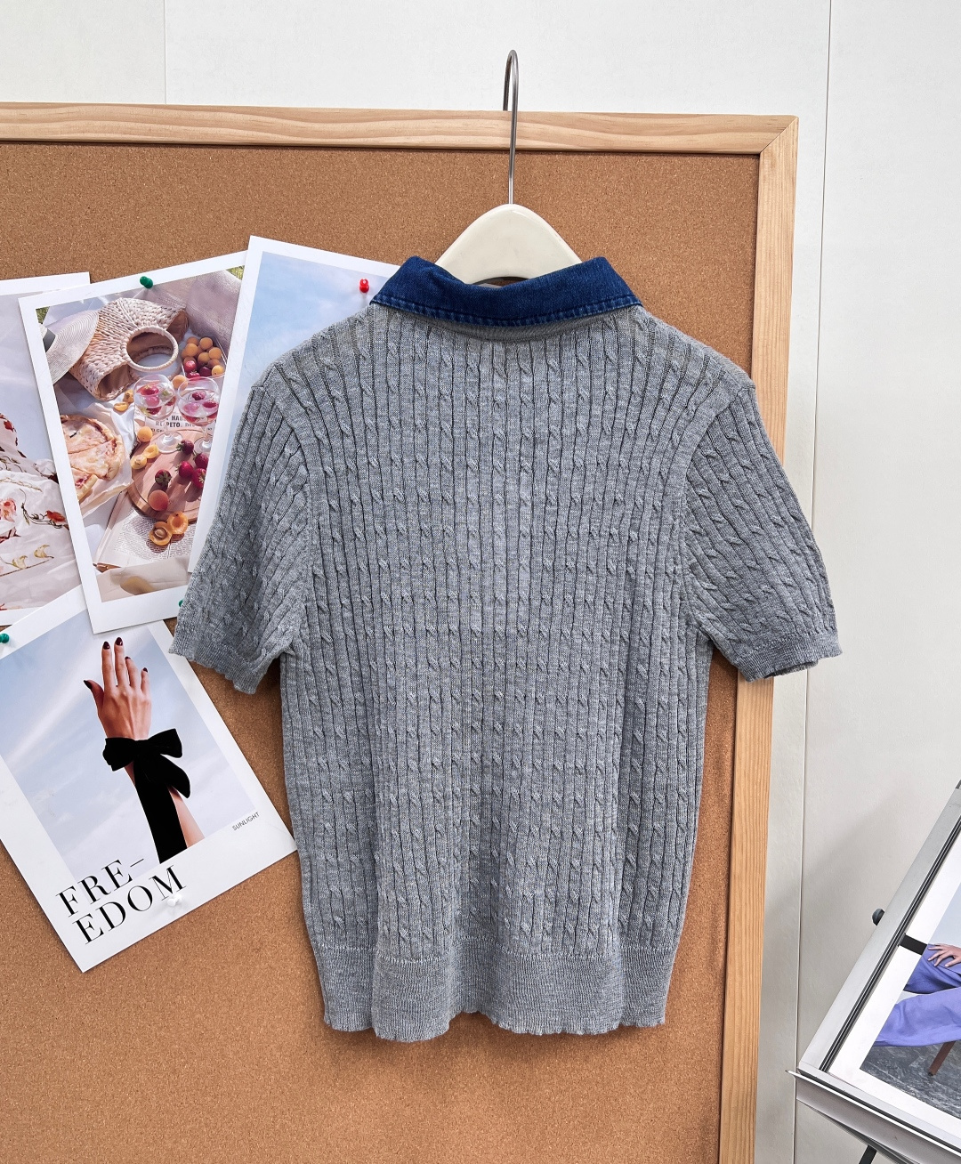 🆕Dior26春夏新款撞色针织短袖开衫✨复古牛仔翻领拼接设计直接戳中审美，水洗深蓝牛仔领+肌理竖纹针织，
