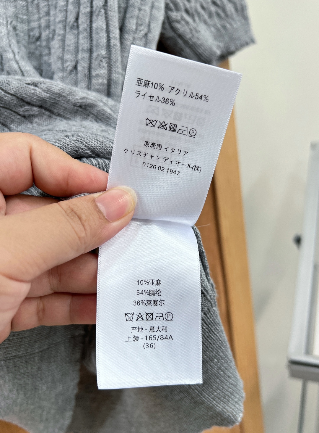 🆕Dior26春夏新款撞色针织短袖开衫✨复古牛仔翻领拼接设计直接戳中审美，水洗深蓝牛仔领+肌理竖纹针织，