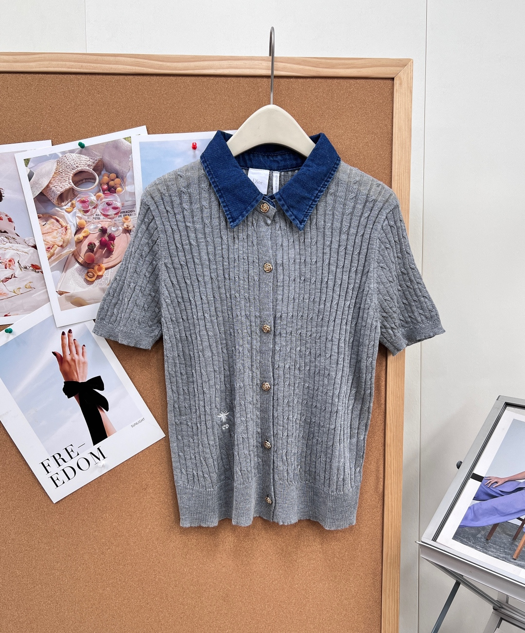 🆕Dior26春夏新款撞色针织短袖开衫✨复古牛仔翻领拼接设计直接戳中审美，水洗深蓝牛仔领+肌理竖纹针织，
