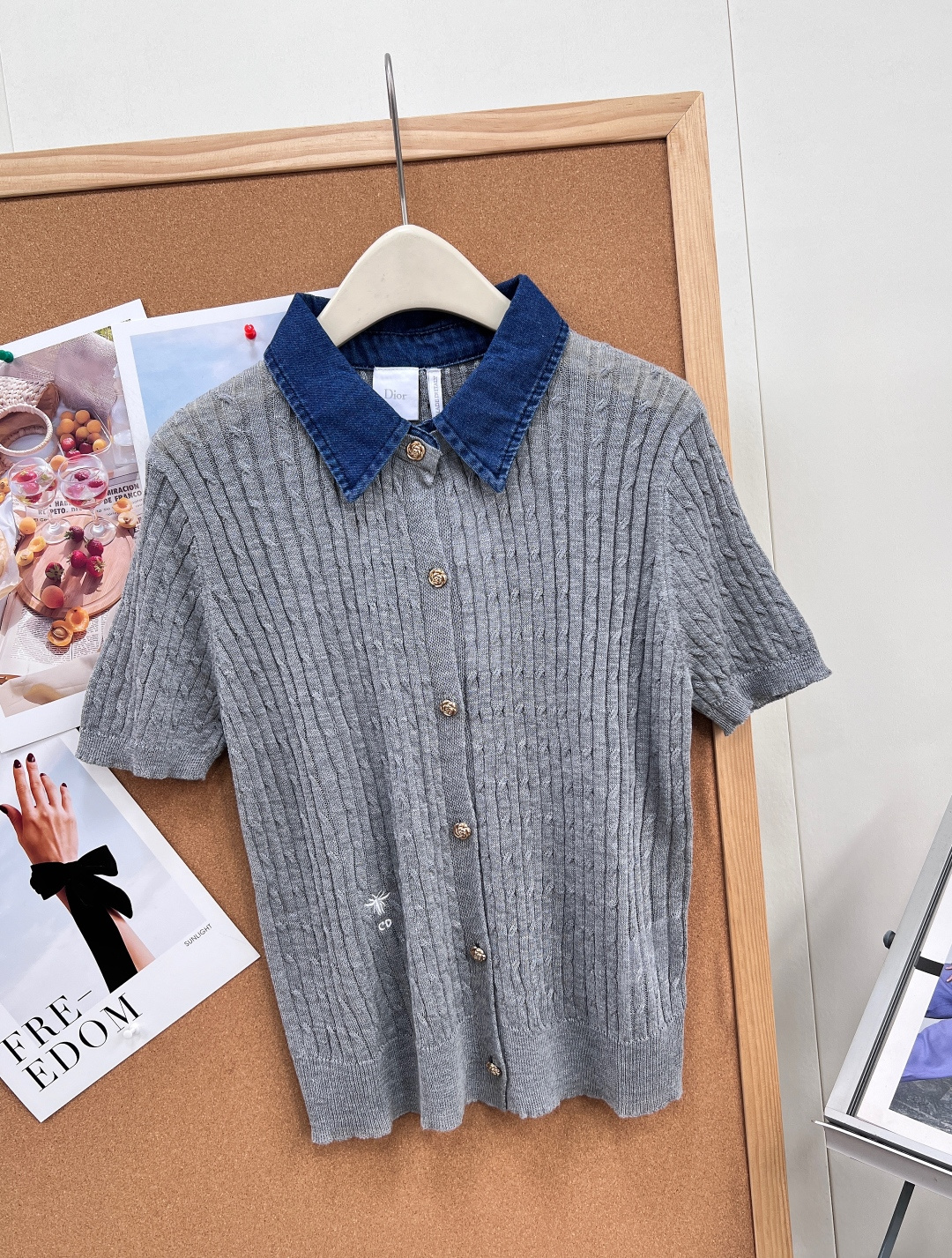 🆕Dior26春夏新款撞色针织短袖开衫✨复古牛仔翻领拼接设计直接戳中审美，水洗深蓝牛仔领+肌理竖纹针织，