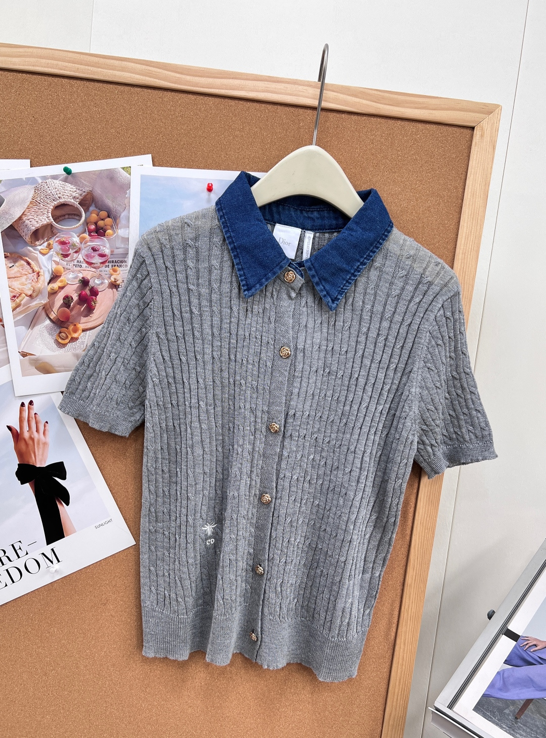 🆕Dior26春夏新款撞色针织短袖开衫✨复古牛仔翻领拼接设计直接戳中审美，水洗深蓝牛仔领+肌理竖纹针织，