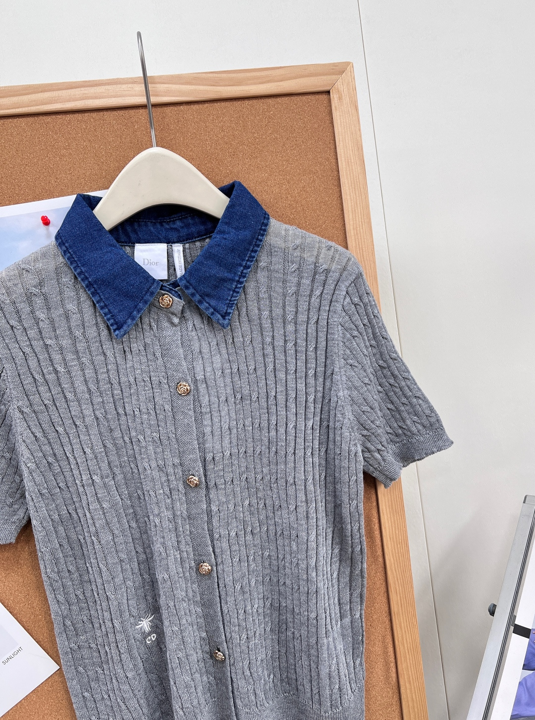 🆕Dior26春夏新款撞色针织短袖开衫✨复古牛仔翻领拼接设计直接戳中审美，水洗深蓝牛仔领+肌理竖纹针织，