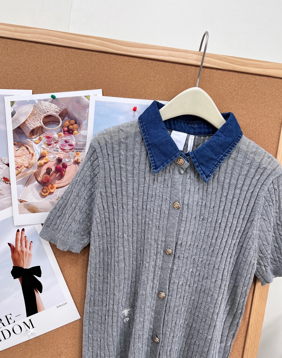 🆕Dior26春夏新款撞色针织短袖开衫✨复古牛仔翻领拼接设计直接戳中审美，水洗深蓝牛仔领+肌理竖纹针织，