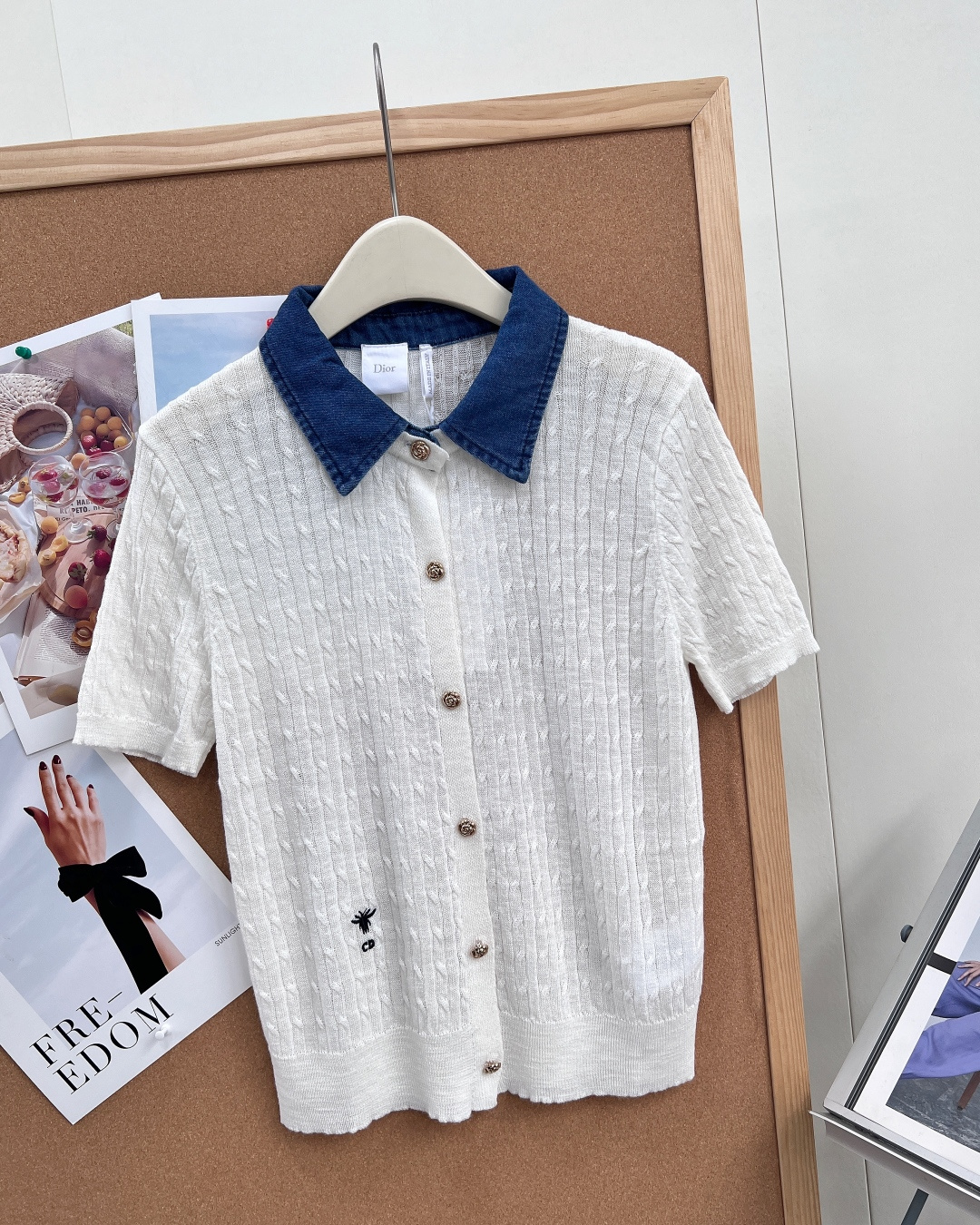 🆕Dior26春夏新款撞色针织短袖开衫✨复古牛仔翻领拼接设计直接戳中审美，水洗深蓝牛仔领+肌理竖纹针织，