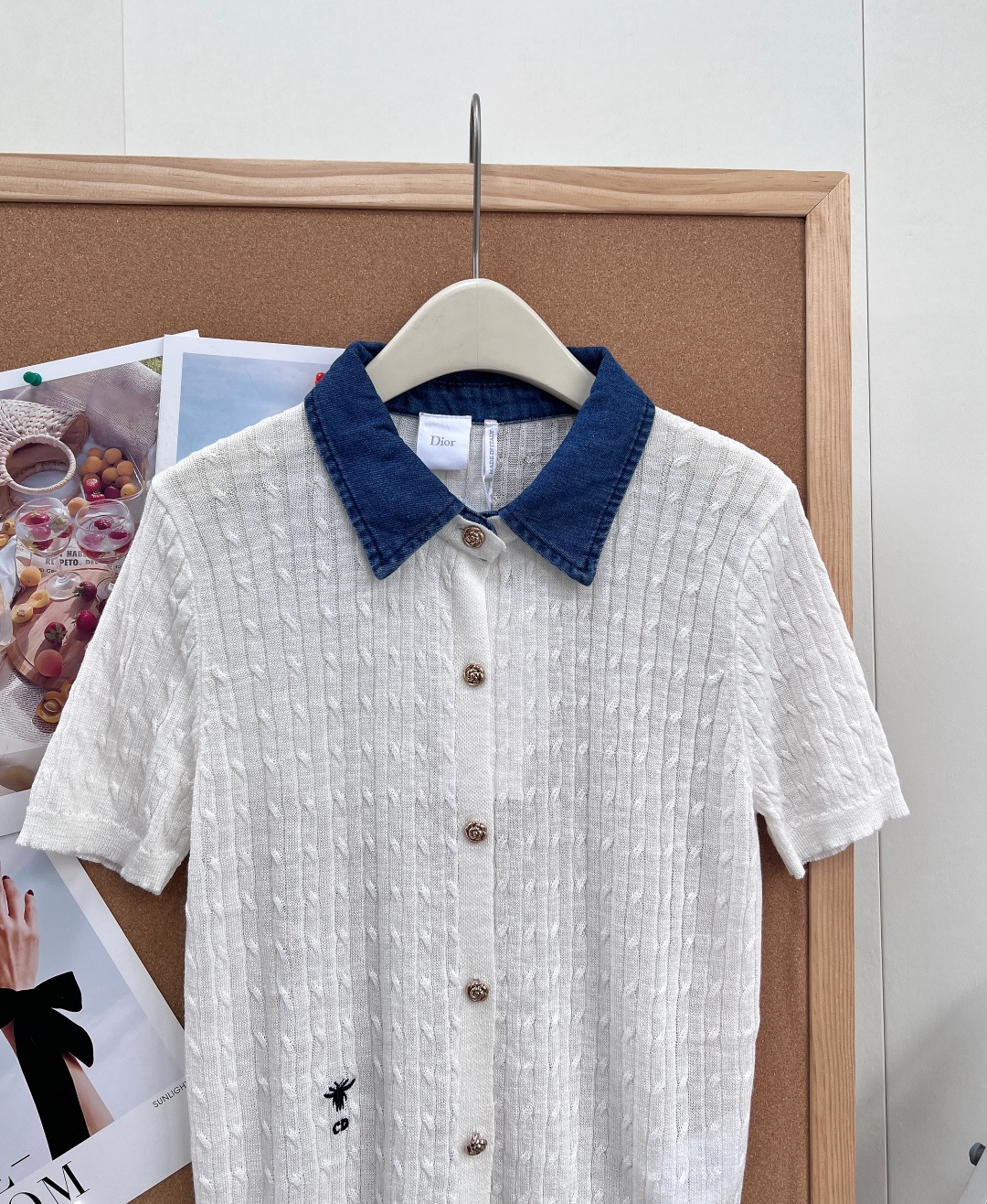 🆕Dior26春夏新款撞色针织短袖开衫✨复古牛仔翻领拼接设计直接戳中审美，水洗深蓝牛仔领+肌理竖纹针织，