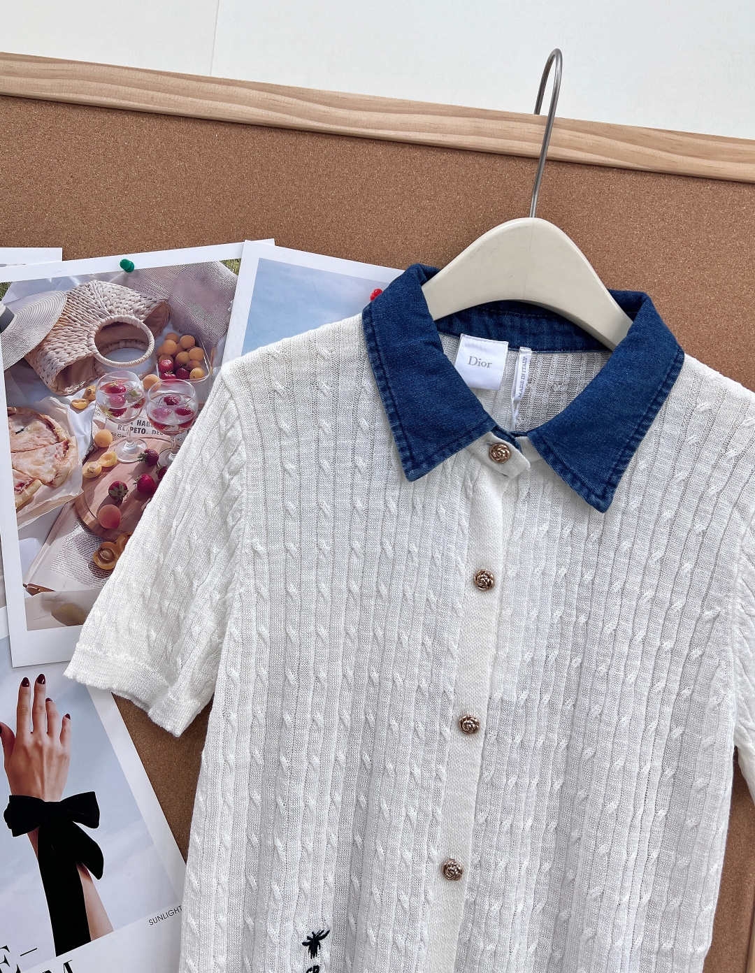 🆕Dior26春夏新款撞色针织短袖开衫✨复古牛仔翻领拼接设计直接戳中审美，水洗深蓝牛仔领+肌理竖纹针织，