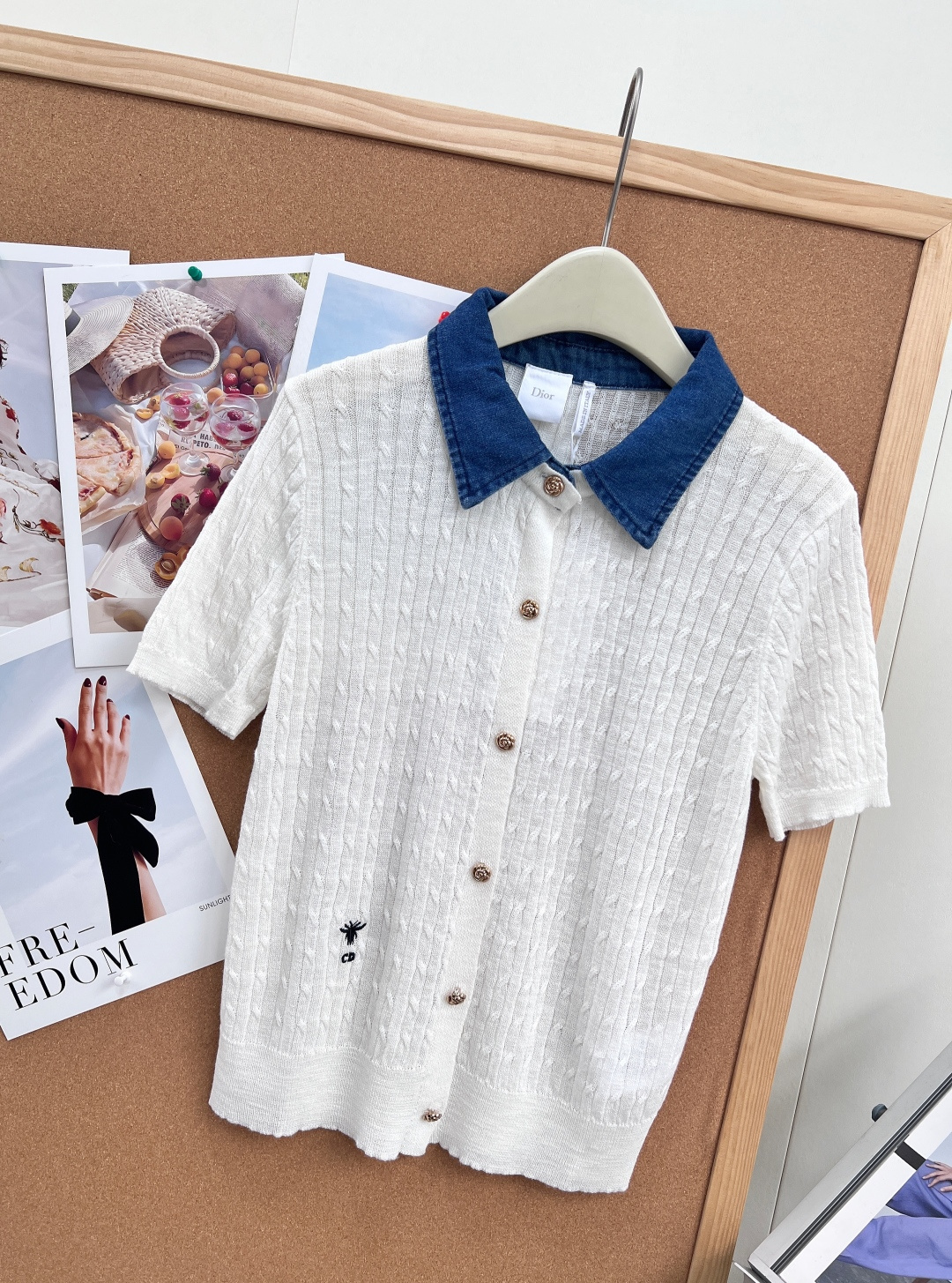 🆕Dior26春夏新款撞色针织短袖开衫✨复古牛仔翻领拼接设计直接戳中审美，水洗深蓝牛仔领+肌理竖纹针织，