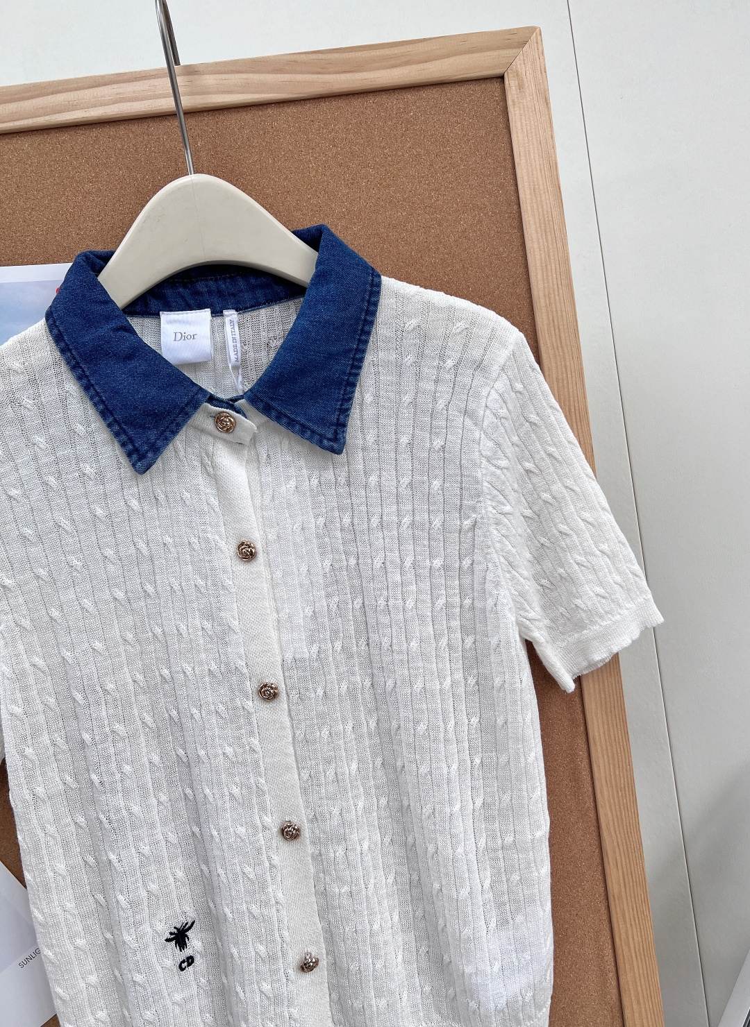 🆕Dior26春夏新款撞色针织短袖开衫✨复古牛仔翻领拼接设计直接戳中审美，水洗深蓝牛仔领+肌理竖纹针织，