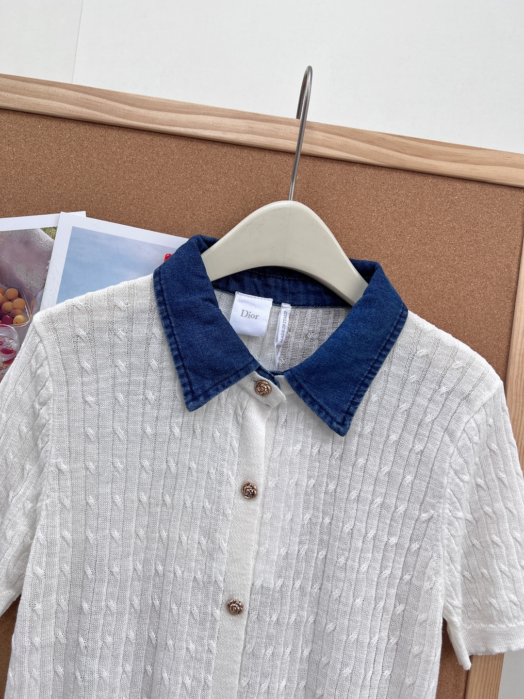 🆕Dior26春夏新款撞色针织短袖开衫✨复古牛仔翻领拼接设计直接戳中审美，水洗深蓝牛仔领+肌理竖纹针织，