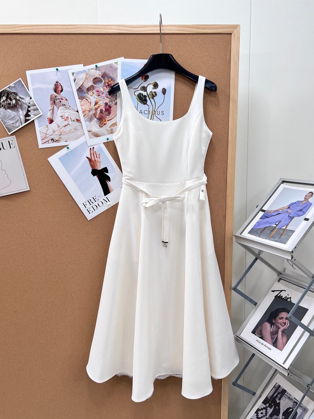 🆕Dior26春夏限定吊带连衣裙，法式优雅永不过时利落大方领吊带勾勒绝美肩颈锁骨，自带清冷贵气滤镜高垂顺