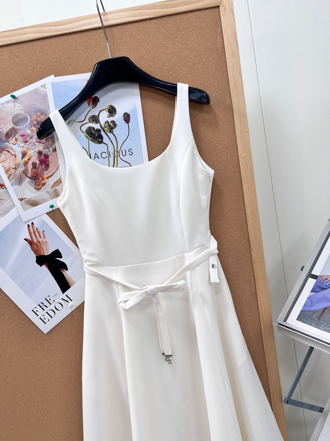 🆕Dior26春夏限定吊带连衣裙，法式优雅永不过时利落大方领吊带勾勒绝美肩颈锁骨，自带清冷贵气滤镜高垂顺