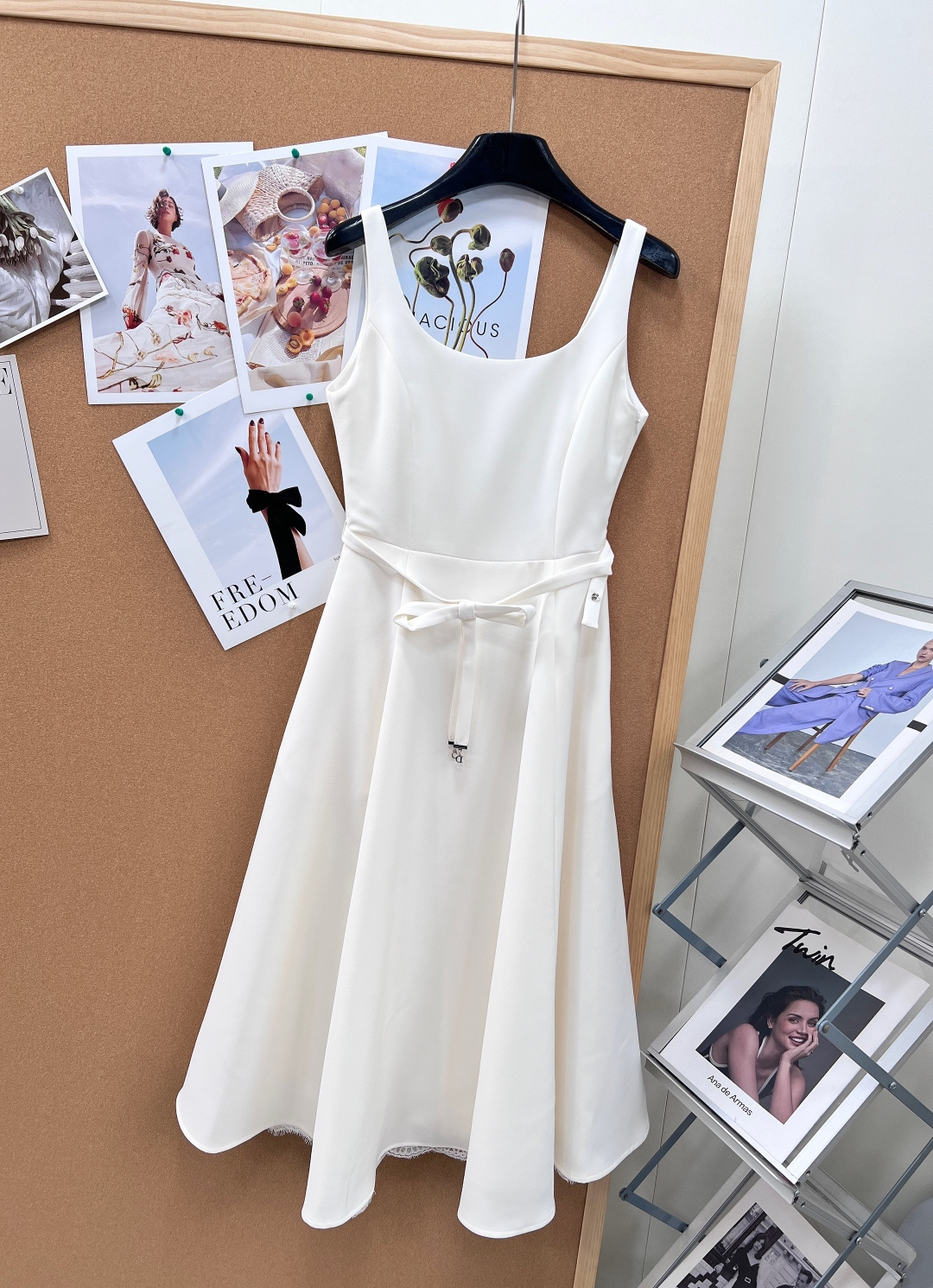 🆕Dior26春夏限定吊带连衣裙，法式优雅永不过时利落大方领吊带勾勒绝美肩颈锁骨，自带清冷贵气滤镜高垂顺