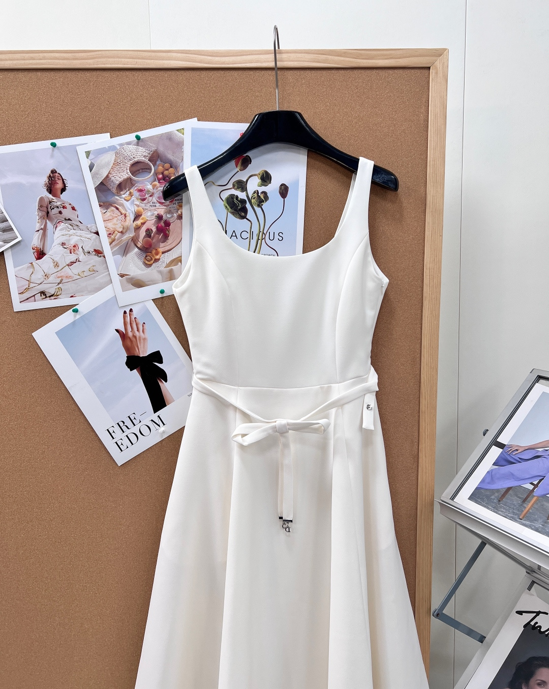 🆕Dior26春夏限定吊带连衣裙，法式优雅永不过时利落大方领吊带勾勒绝美肩颈锁骨，自带清冷贵气滤镜高垂顺