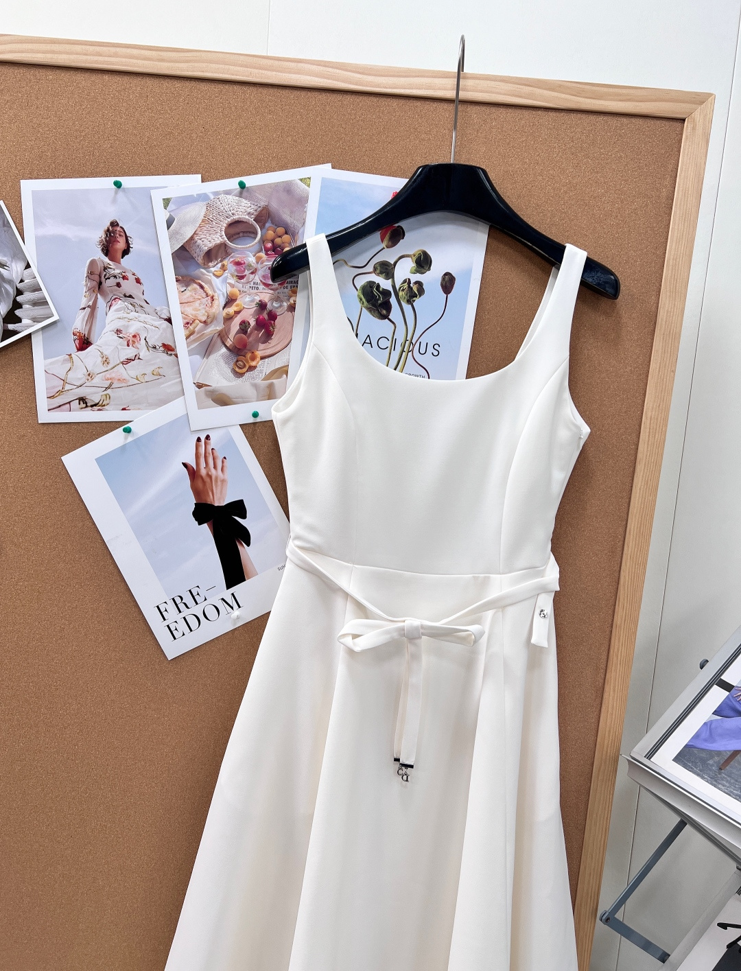 🆕Dior26春夏限定吊带连衣裙，法式优雅永不过时利落大方领吊带勾勒绝美肩颈锁骨，自带清冷贵气滤镜高垂顺
