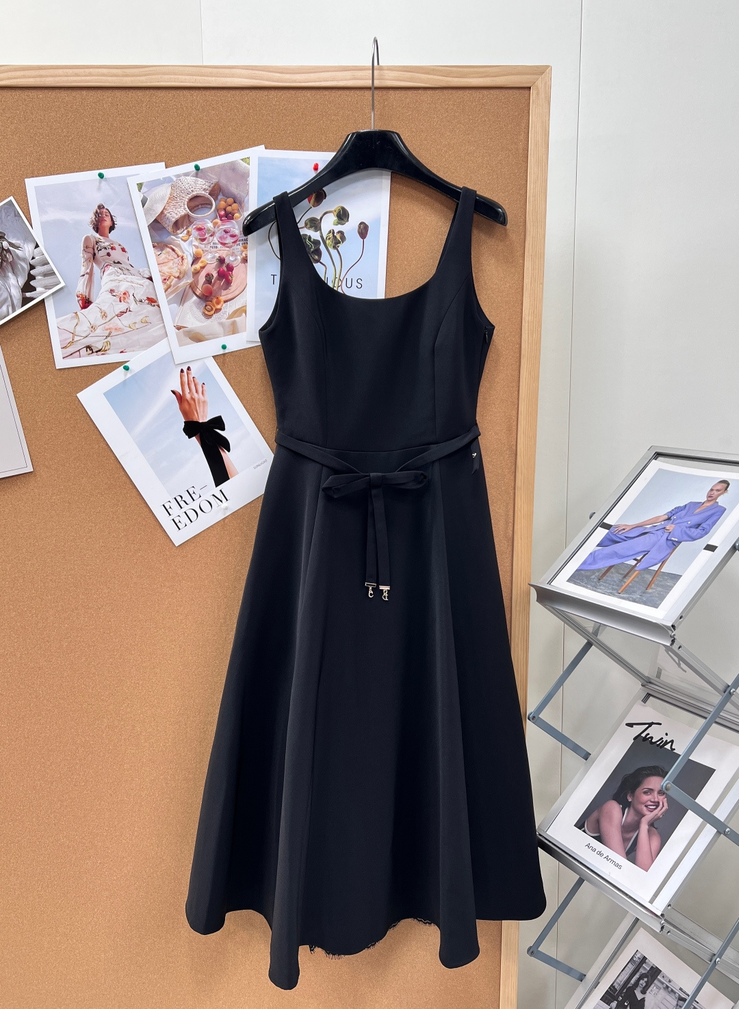 🆕Dior26春夏限定吊带连衣裙，法式优雅永不过时利落大方领吊带勾勒绝美肩颈锁骨，自带清冷贵气滤镜高垂顺