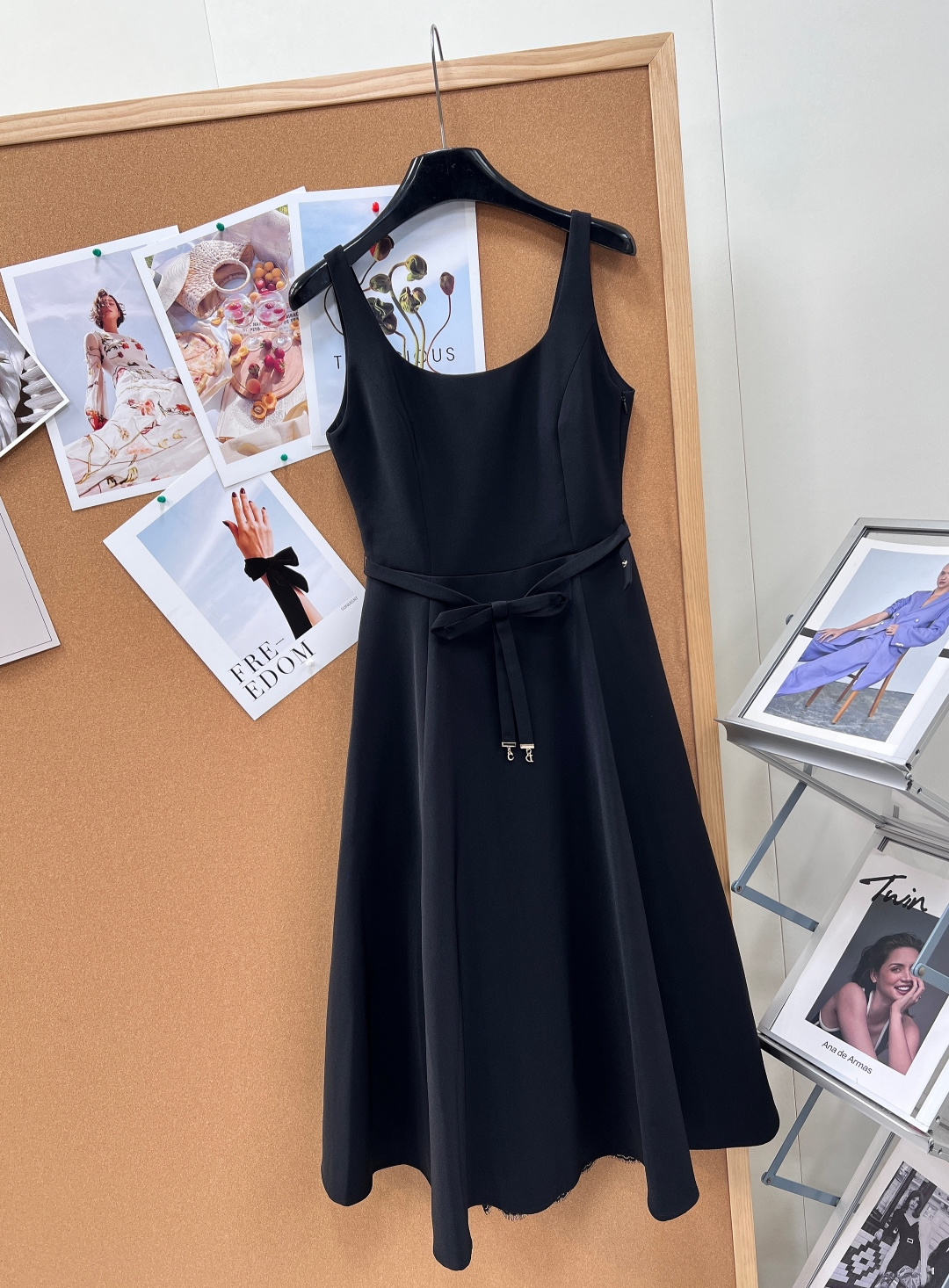 🆕Dior26春夏限定吊带连衣裙，法式优雅永不过时利落大方领吊带勾勒绝美肩颈锁骨，自带清冷贵气滤镜高垂顺