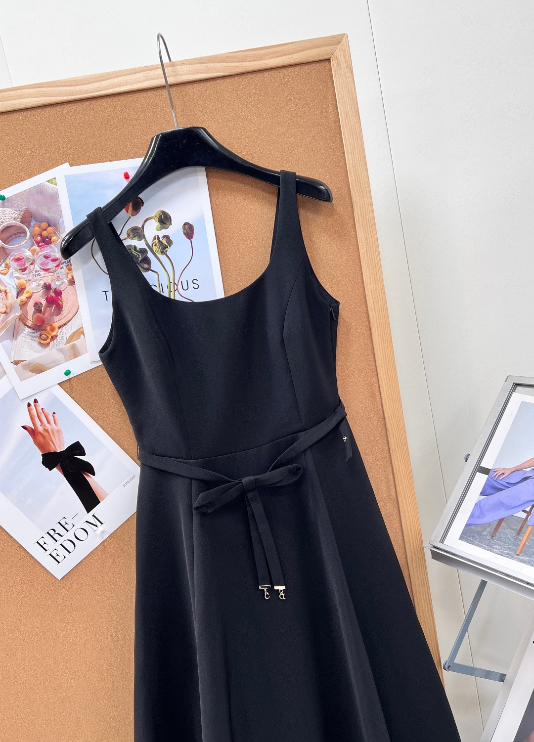 🆕Dior26春夏限定吊带连衣裙，法式优雅永不过时利落大方领吊带勾勒绝美肩颈锁骨，自带清冷贵气滤镜高垂顺