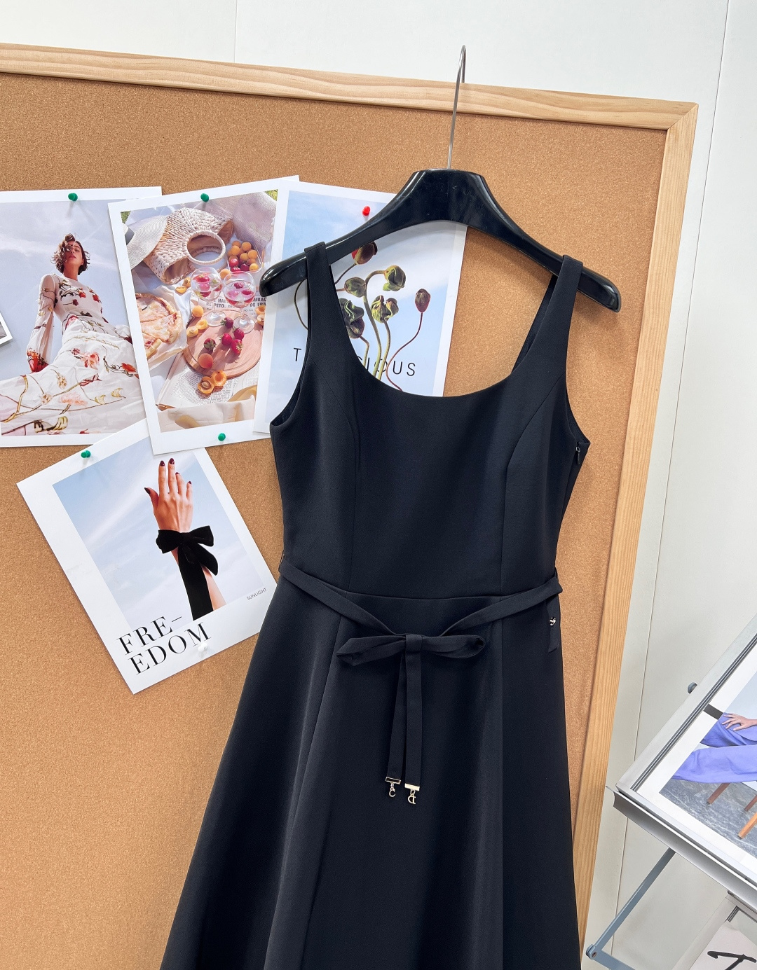 🆕Dior26春夏限定吊带连衣裙，法式优雅永不过时利落大方领吊带勾勒绝美肩颈锁骨，自带清冷贵气滤镜高垂顺